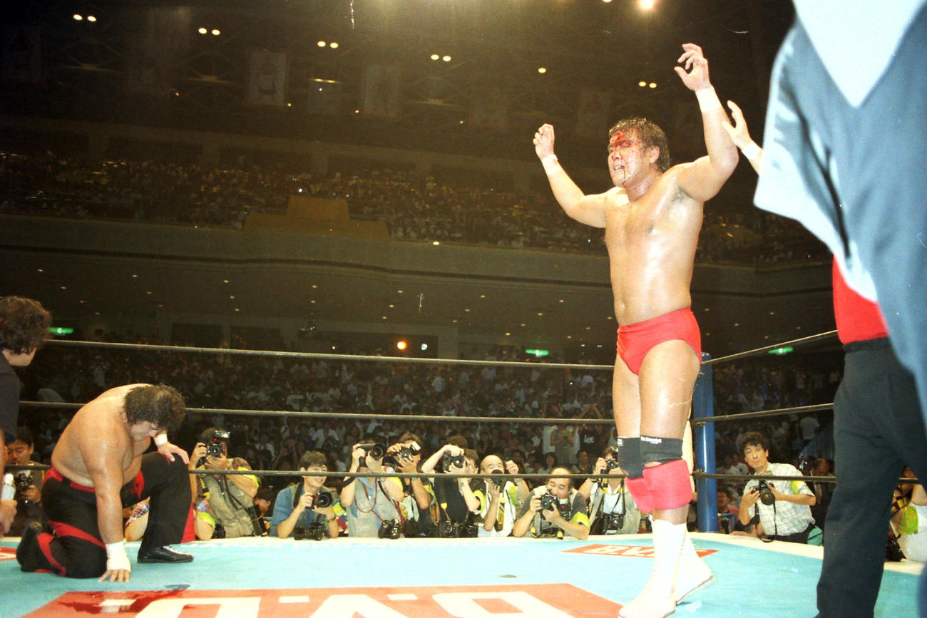 新日本プロレスG1クライマックス　武藤敬司対橋本真也　G1クライマックス決勝で橋本真也（左）を下し優勝した武藤敬司＝1995年8月15日