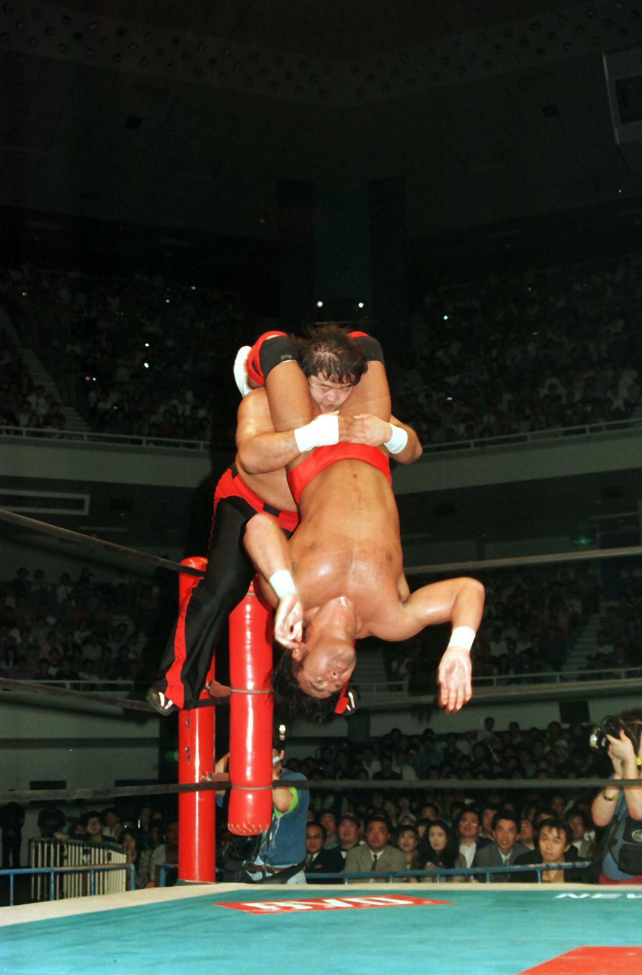 武藤敬司写真館　新日本IWGPヘビー級選手権　橋本真也（後方）にフランケンシュタイナーを見舞う武藤敬司（1997年6月5日）