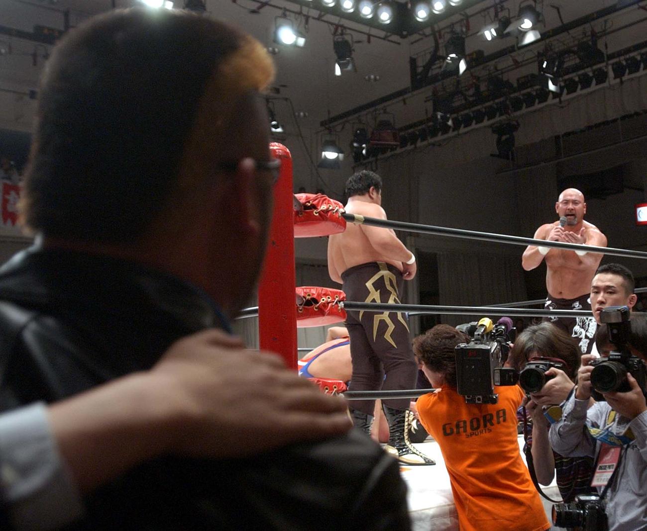 全日本後楽園大会　武藤敬司（右上）の試合に天山広吉（左背中）が乱入、全日レスラーが止めに入る中で挑発し合った（2003年1月3日）