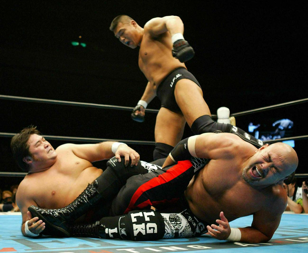 橋本真也（左）は武藤敬司のレッグロックにもん絶するが小川直也のフォローに助けられた＝2003年7月6日