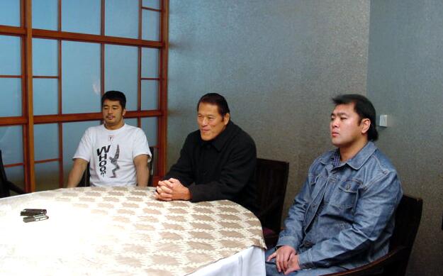 米国・ロサンゼルスのメリディアン・ホテルで、12月31日に行われる試合の記者会見にのぞんだ高田延彦（左）アントニオ猪木（中）武藤敬司（右）（2000年12月10日撮影）