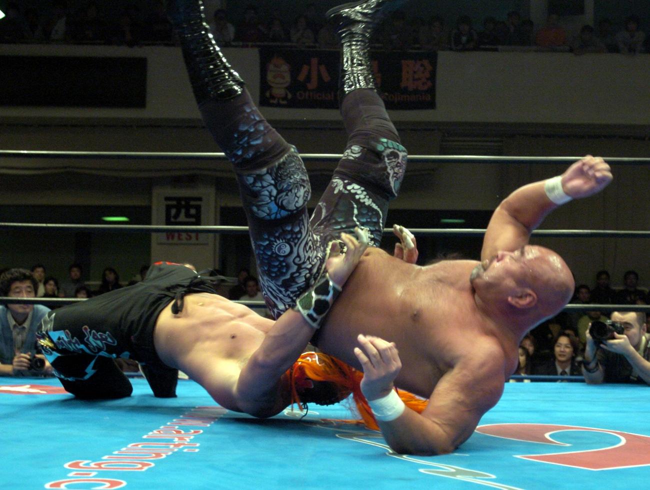 「世界最強ダッグ決定リーグ戦」GREAT MUTAのジャーマンスープレックスを浴びる武藤敬司（2004年11月21日撮影）