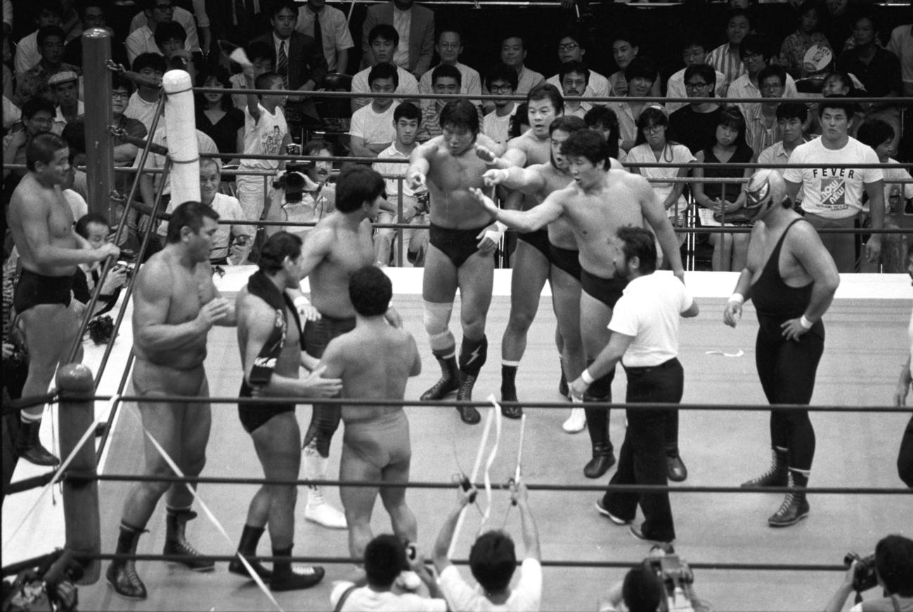 87年8月、S・S・マシン、前田日明、長州力、藤波辰巳、木村健吾のニューリーダー（右側）とアントニオ猪木、坂口征二、星野勘太郎、藤原喜明、武藤敬司のナウリーダー（手前左）の5対5イリミネーションマッチが実現、新世紀軍が先勝した