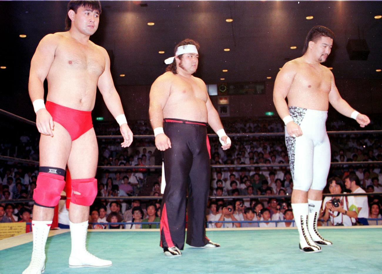 90年、リングに上がる三銃士の、左から武藤、橋本さん、蝶野