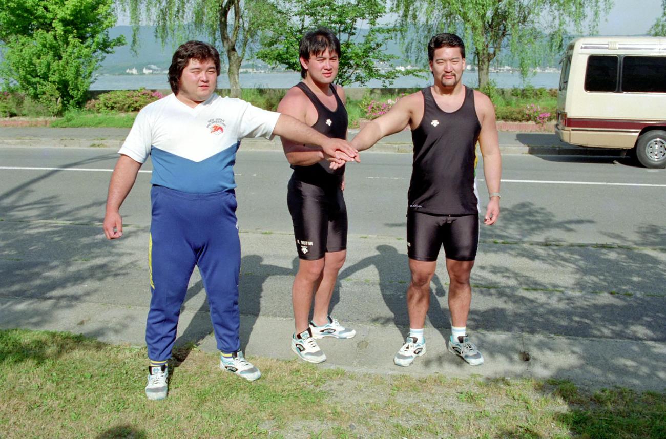 新日本合宿　手を合わせる闘魂三銃士。左から橋本真也、武藤敬司、蝶野正洋（1990年5月16日）