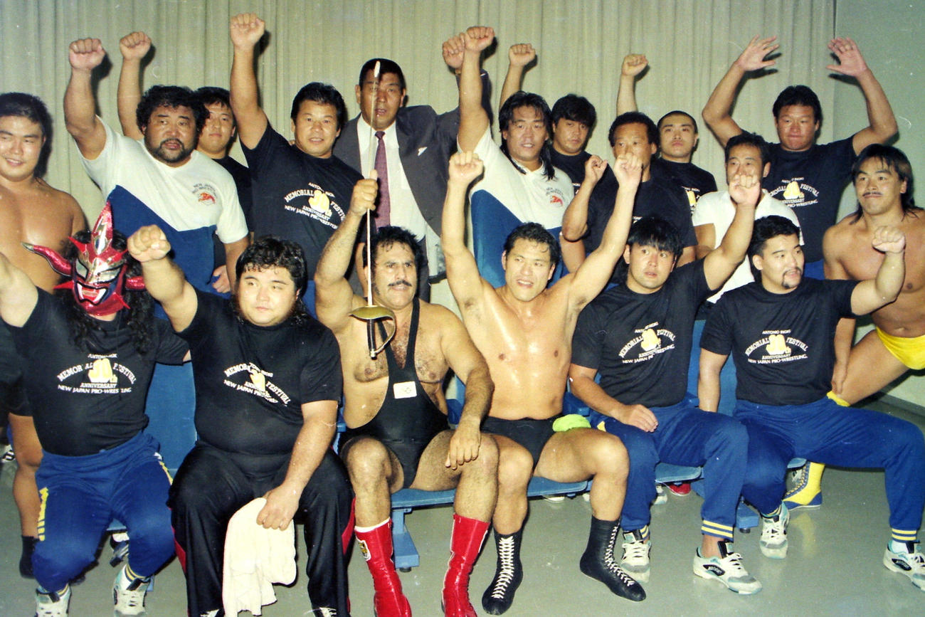 アントニオ猪木30周年メモリアル・フェスティバルIN　横浜アリーナ＆闘魂ツアー’90　大会を終え記念撮影するタイガー・ジェット・シン（前列左から3人目）、アントニオ猪木（同4人目）ら。前列左から獣神サンダー・ライガー、橋本真也、2人おいて武藤敬司、蝶野正洋、馳浩。後列左から佐々木健介、マサ斎藤、1人おいて藤波辰爾、坂口征二、長州力、1人おいて星野勘太郎、2人おいて木村健悟＝1990年9月30日