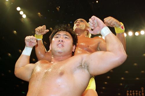 新日本大阪大会　試合後、健闘を称え合い一緒にポーズを決める武藤敬司（手前）とハルク・ホーガン（1993年9月26日）