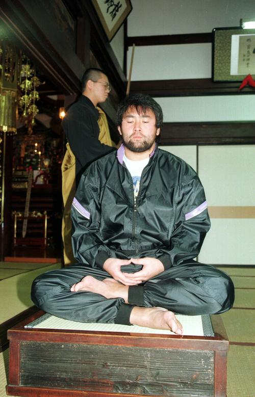 座禅を組む武藤敬司　（1995年3月23日）