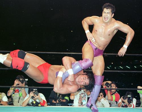 95年10月、新日本IWGP選手権で高田延彦にドラゴンスクリューを決める武藤敬司