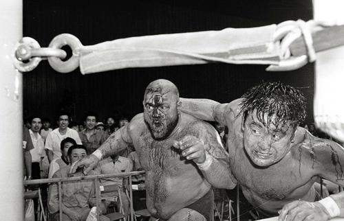 新日本上田大会　バズ・ソイヤー（左）をコーナーポストめがけて投げつける武藤敬司（1987年7月21日）
