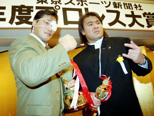プロレス大賞授賞式で武藤敬司（右）とポーズをとる小橋健太（小橋建太）＝1999年1月5日