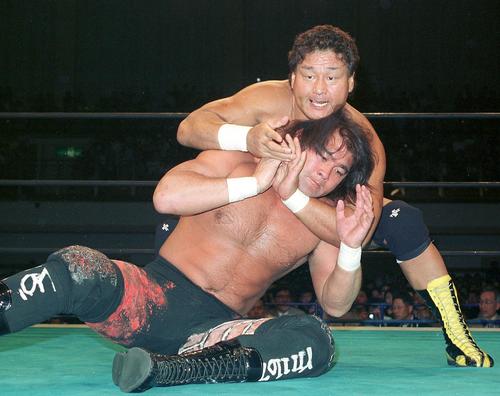 新日本IWGP選手権試合　天龍源一郎対武藤敬司　1999年5月3日、武藤敬司をスリーパーで攻める天龍源一郎