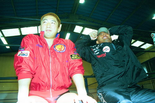 大谷晋二郎（左）と公開練習を行った武藤敬司（2001年1月10日撮影）
