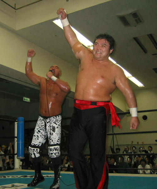 ゼロワン福岡大会　10年ぶりのタッグで快勝した武藤敬司（左）と橋本真也はリング上で雄叫びをあげる＝2004年4月25日