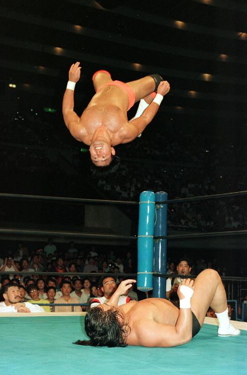 新日本IWGPヘビー級選手権　長州力（下）にムーンサルトプレスを見舞う武藤敬司（1992年5月17日）
