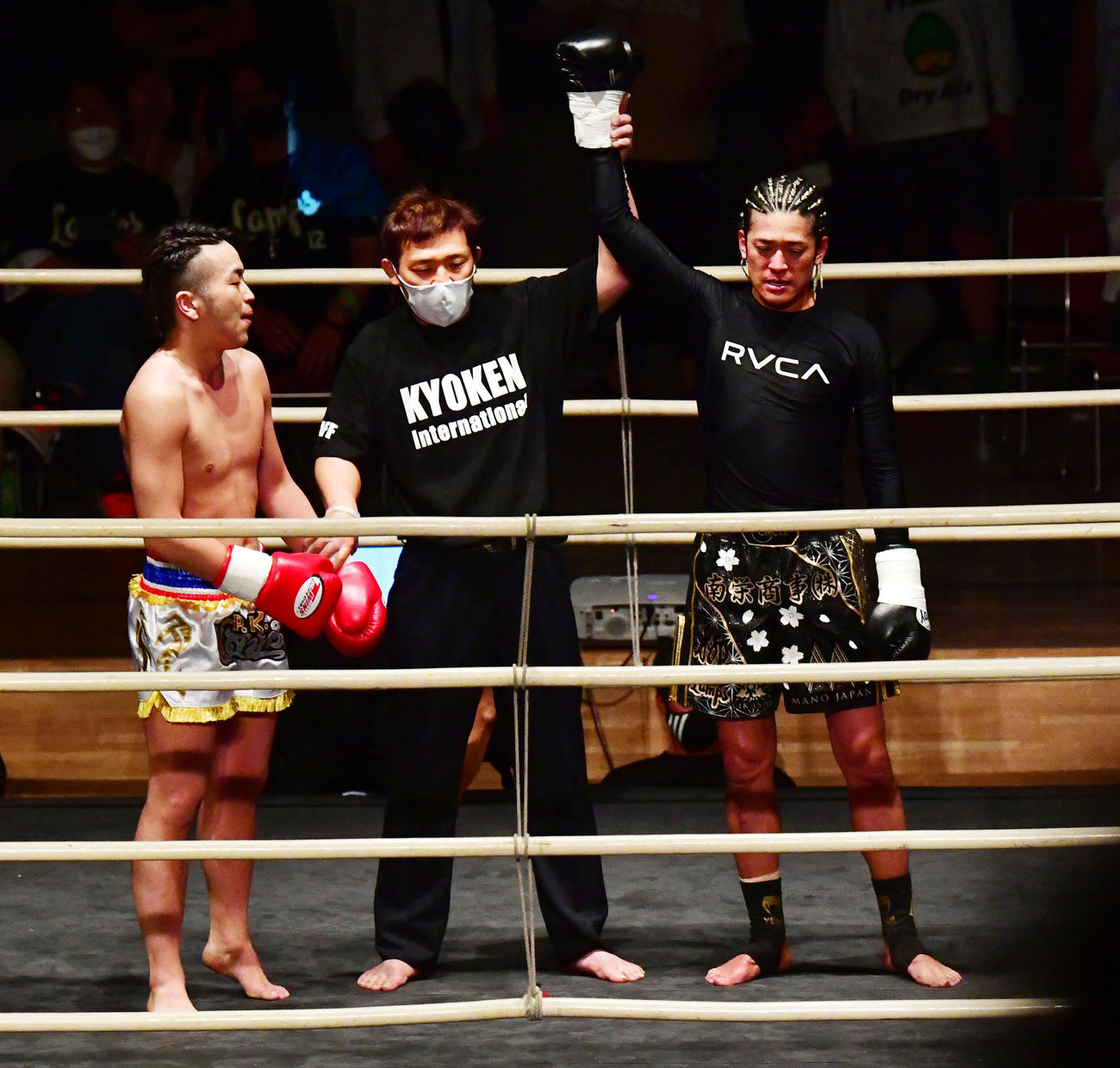 トミー（左）に判定勝ちの高岡蒼佑（撮影・前岡正明）