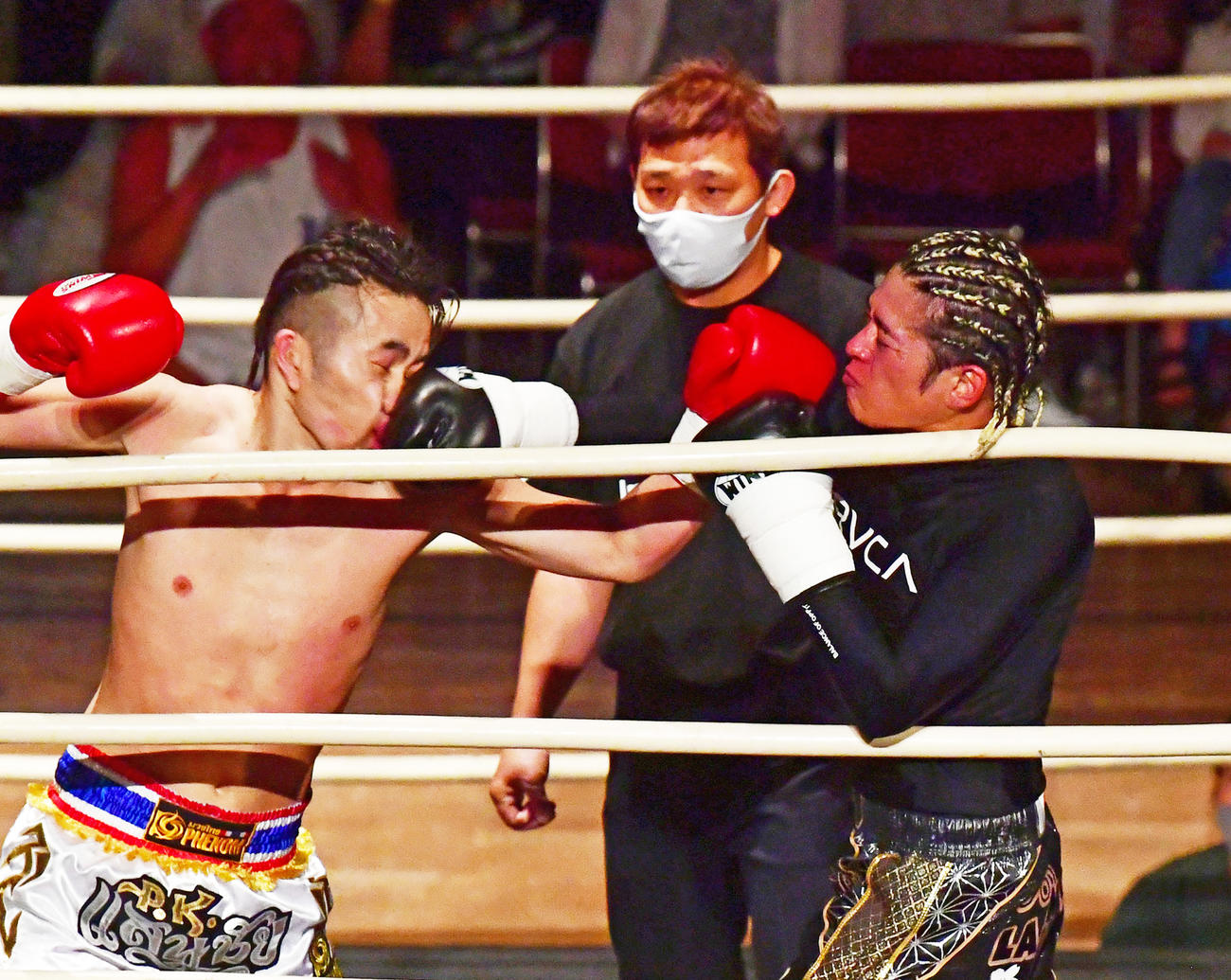 3回、トミー（左）に右をヒットさせる高岡蒼佑（撮影・前岡正明）