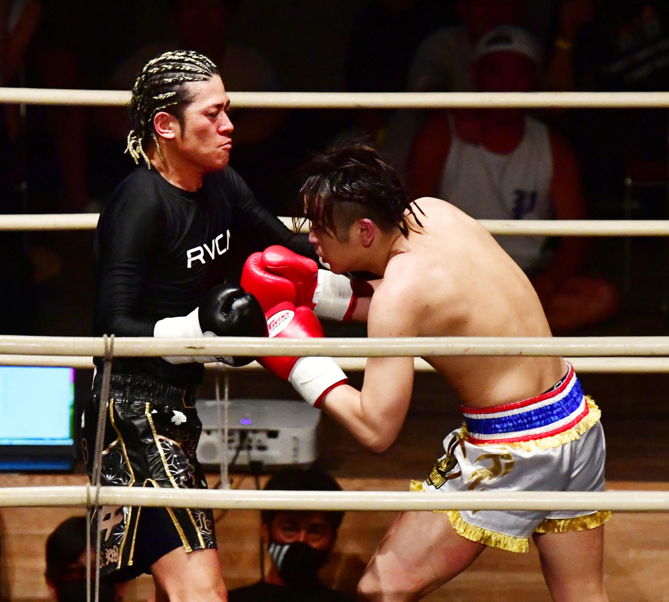 3回、トミー（右）にパンチを放つ高岡蒼佑（撮影・前岡正明）