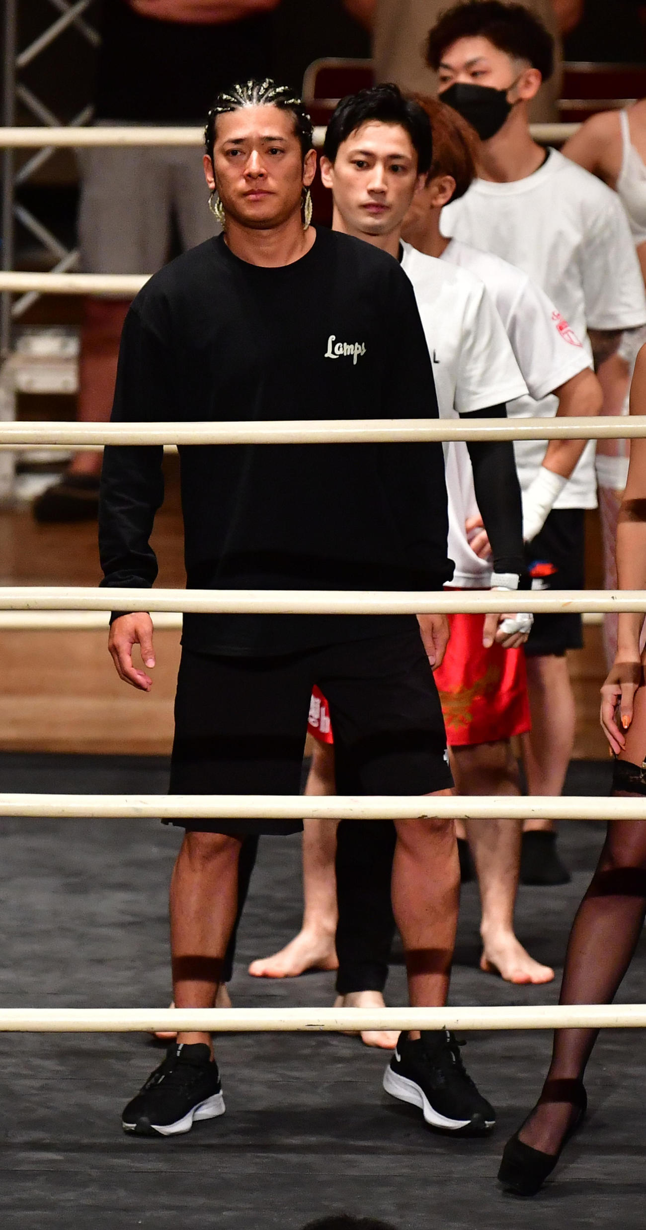 オープニングセレモニーでリングに立つ高岡蒼佑（撮影・前岡正明）