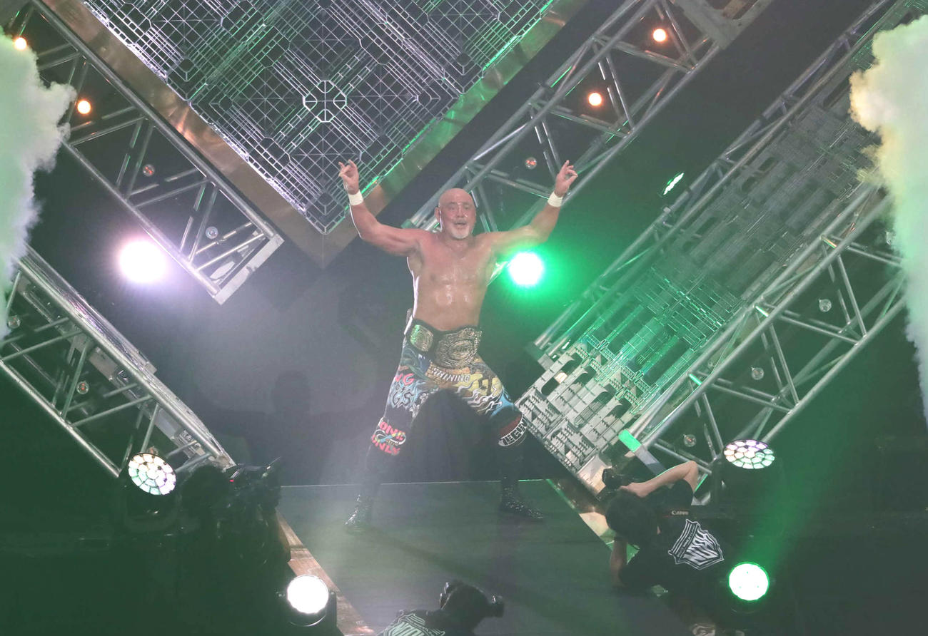 21年2月、潮崎を破って3大メジャー制覇に成功した武藤敬司は花道でプロレスLOVEポーズ