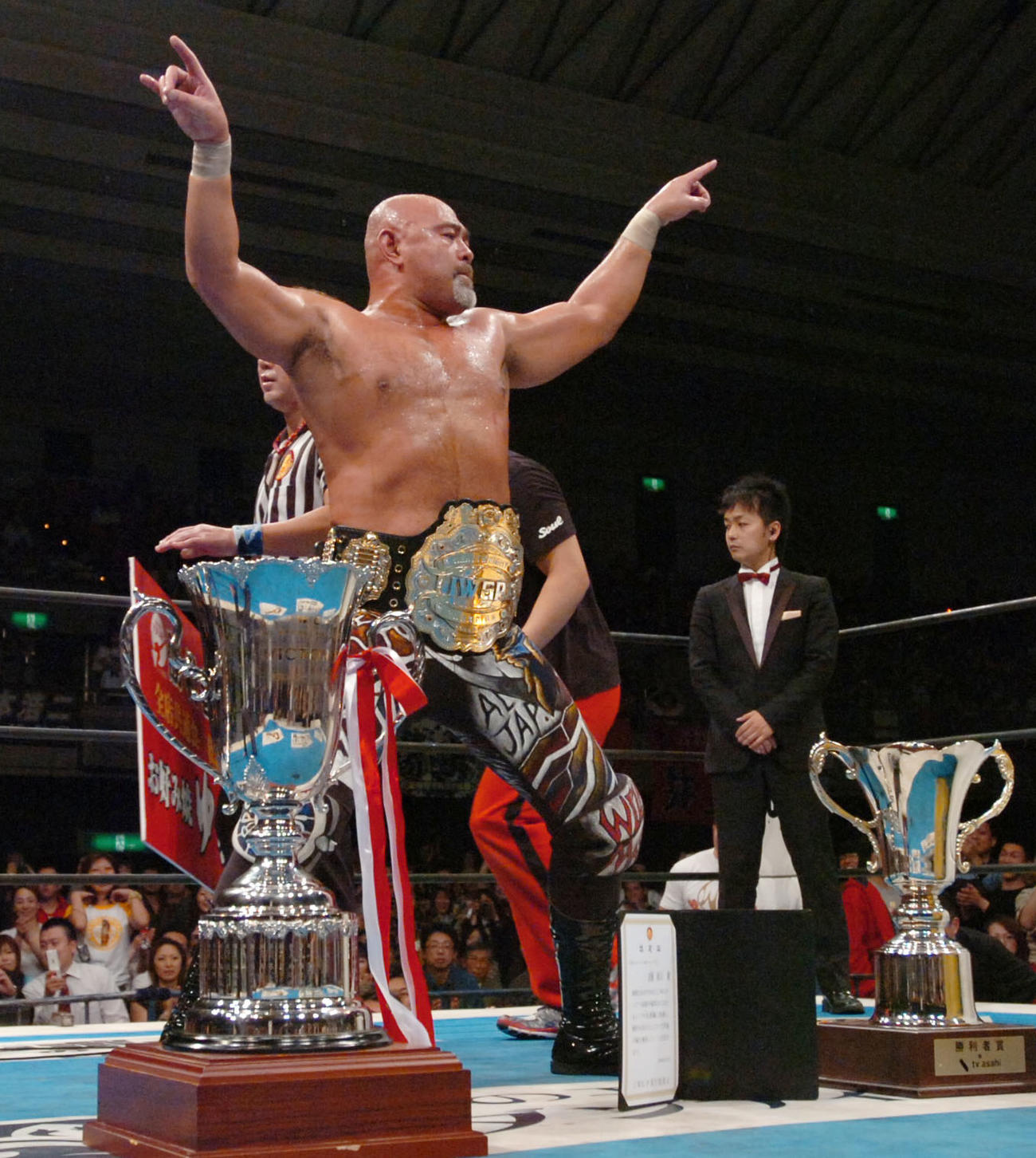 08年4月、中邑真輔を下しIWGPヘビー級の王者に返り咲いた武藤敬司はプロレスLOVEポーズで声援に応える