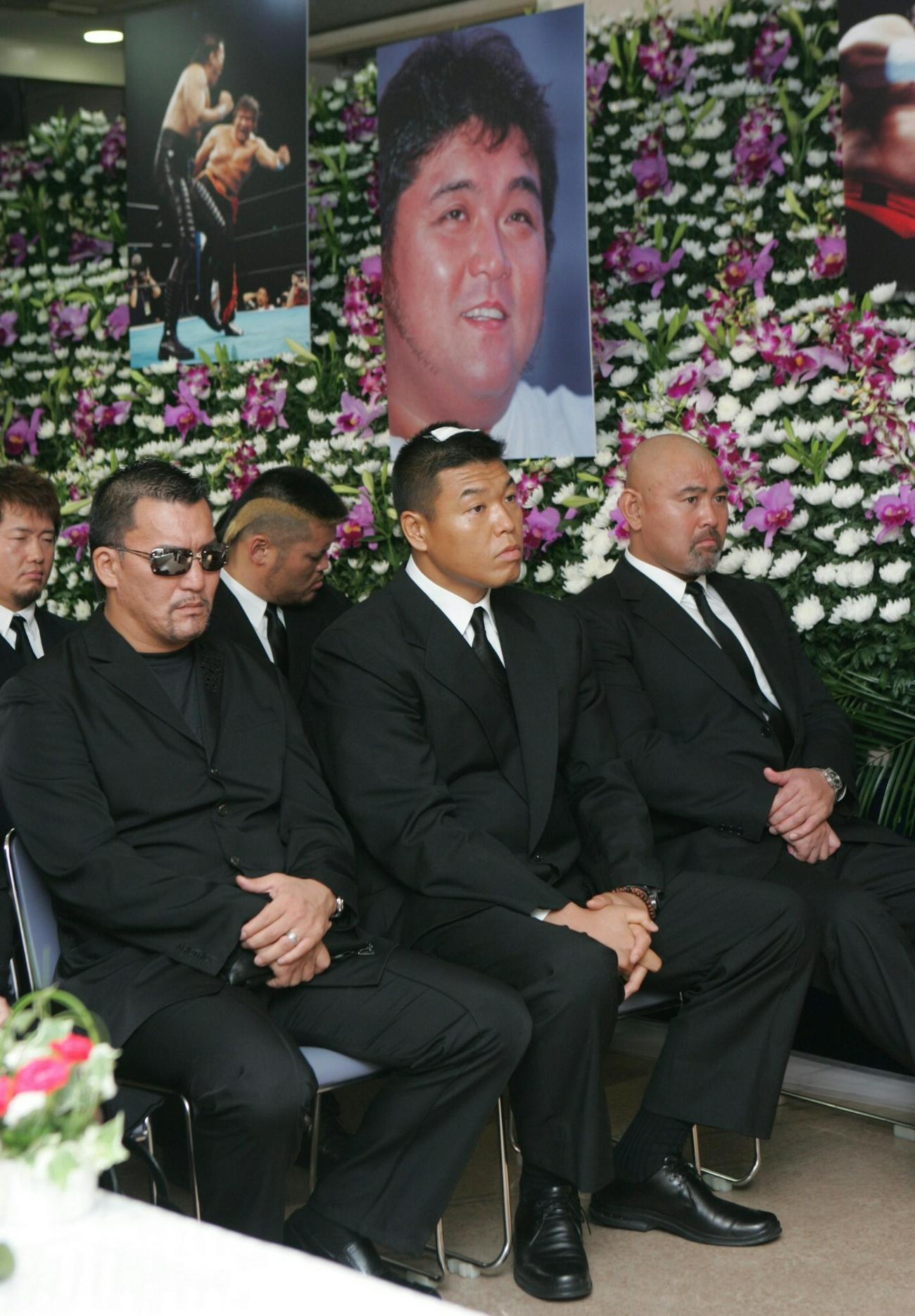 橋本真也さん葬儀・告別式　左から蝶野正洋、小川直也、武藤敬司　一休庵・久保山式場　2005／07／16　（撮影・代表撮影）