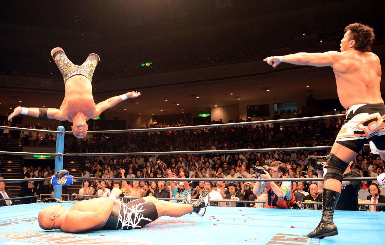 全日本＆新日本40周年両国国技館大会　石井智宏をムーンサルトプレスで葬る武藤敬司。右は小島聡＝2012年7月1日
