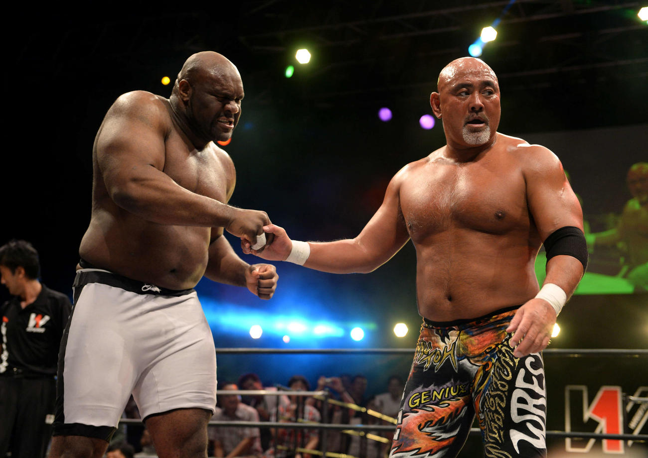 「W－1」旗揚げ大会　W－1旗揚げ戦で、勝利した武藤敬司（左）はボブ・サップと握手する＝2013年9月8日