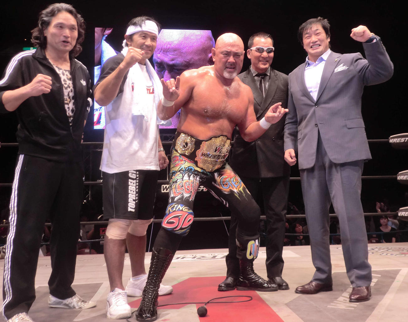 プロレスW－1両国国技館大会デビュー30周年記念興行　自身の30周年記念興行でW－1王座を獲得した武藤敬司（中央）。左からAKIRA、船木誠勝、蝶野正洋、小橋建太氏＝2014年11月1日