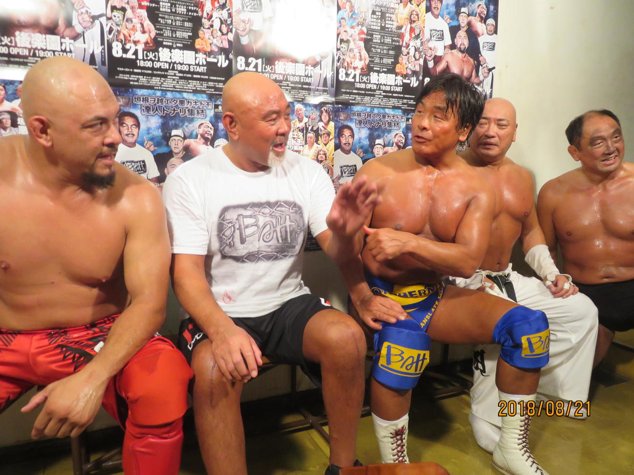 プロレスリングマスターズで1年ぶりに復帰死勝利した馳は武藤と談笑。左から太陽ケア、武藤敬司、馳浩、新崎人生、大谷晋二郎
