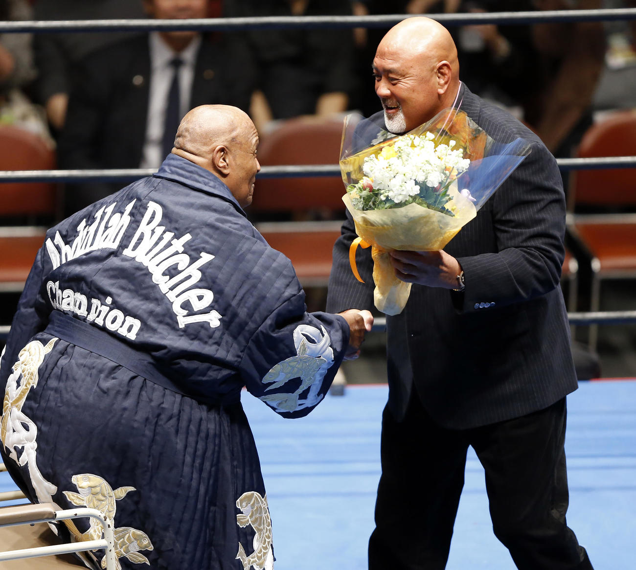 アブドーラ・ザ・ブッチャー（左）引退セレモニーで花束を渡す武藤敬司＝2019年2月19日