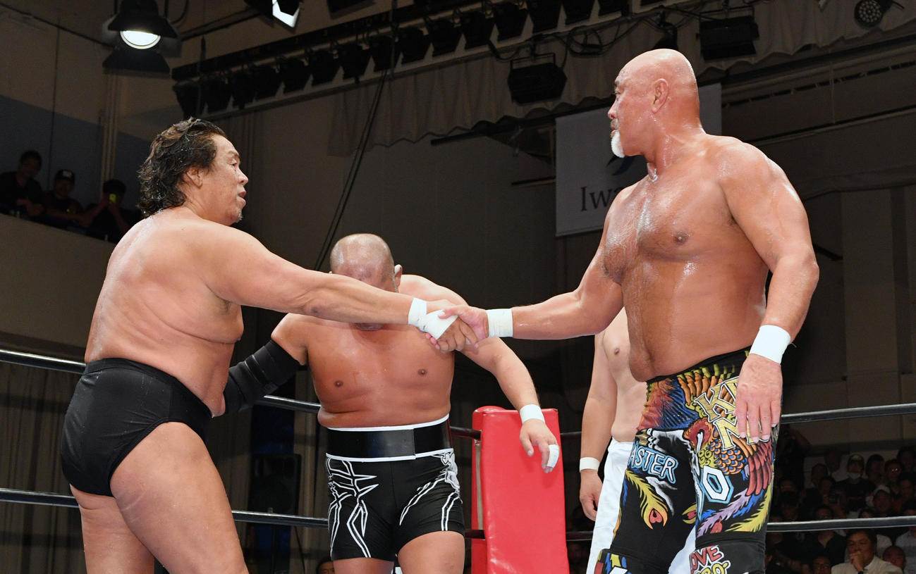 POWER HALL2019　プロレス長州力引退興行　長州力、越中詩郎、石井智宏組対藤波辰爾、武藤敬司、真壁刀義組　試合後、武藤敬司（右）と握手を交わす長州力＝2019年6月26日　