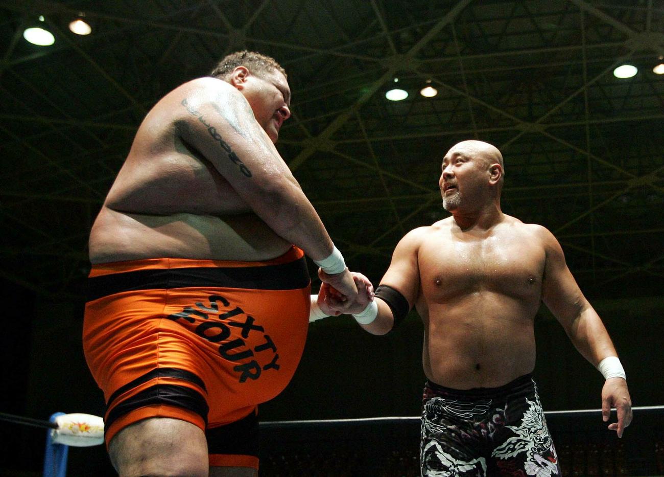 全日本プロレス・長浜大会　AKIRA、曙、武藤敬司対近藤修司、ジャイアント・バーナード、TARU TARU組に勝利し握手を交わす武藤敬司（右）と曙（撮影・栗木一考）＝2005年11月26日