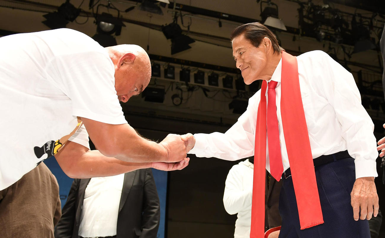 武藤敬司プロデュース　プロレスリング・マスターズ　握手を交わす武藤敬司（左）とアントニオ猪木＝2020年2月28日