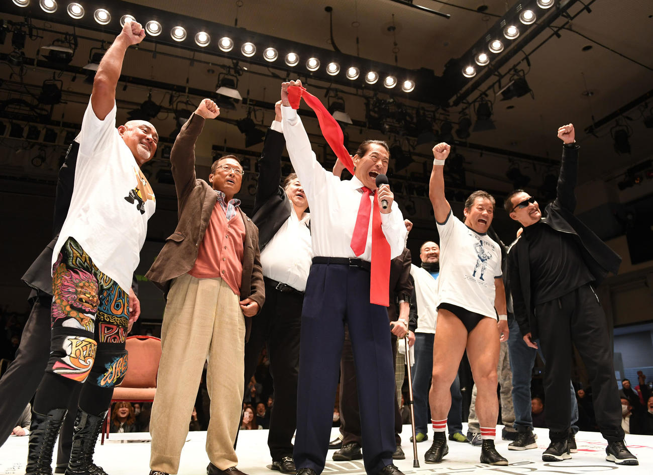 プロレスリング・マスターズ後楽園大会　雄たけびを上げポーズを決めるアントニオ猪木（左から4人目）。左から武藤敬司、木戸修、前田日明、1人おいて藤波辰爾、蝶野正洋＝2020年2月28日