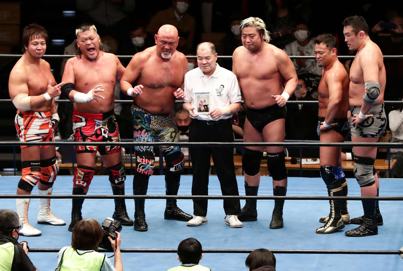 ジャイアント馬場23回忌追善興行　馬場さんの写真をてにする和田京平レフェリーと共に写真に納まる、左から小島聡、天山広吉、武藤敬司、1人おいて諏訪魔、カズ・ハヤシ、河野真幸（2021年2月4撮影）