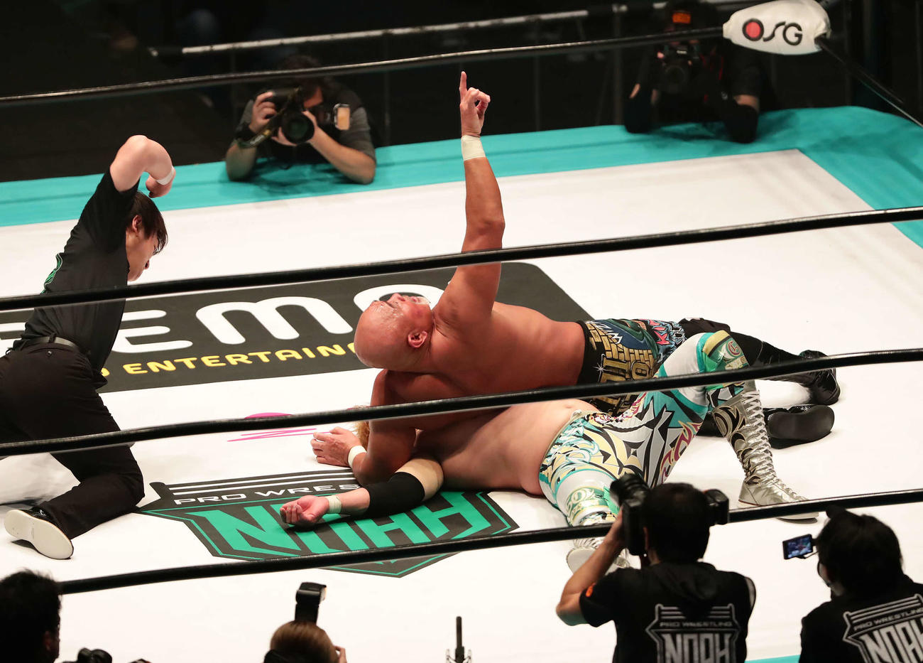 潮崎豪をエメラルドフロージョンから天を指さし体固めにいく武藤敬司＝2021年2月12日