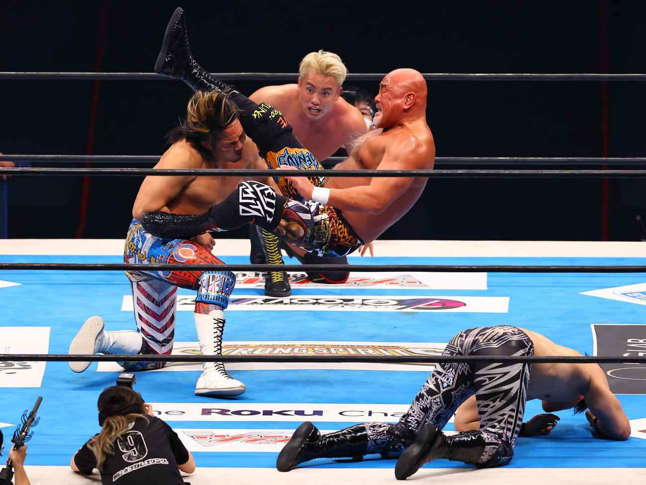 新日本プロレス対プロレスリングノア　レッスルキングダム16横浜アリーナ大会　第9試合　棚橋弘至、オカダ・カズチカ組対清宮海斗、武藤敬司組　棚橋弘至（左）にシャイニングウィザードを決める武藤敬司＝2022年1月8日