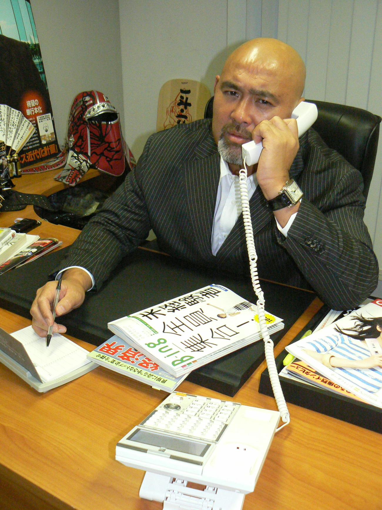 全日本　社長席に座り、電話をかけながら仕事をこなす武藤敬司
