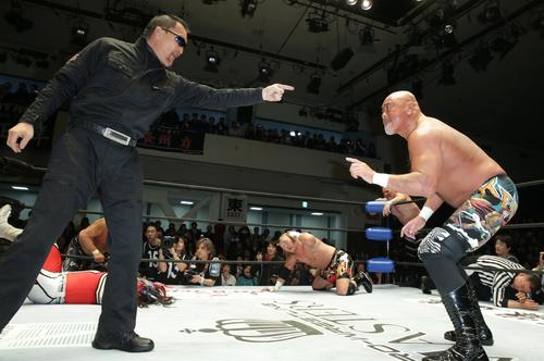 プロレスリングマスターズ後楽園大会 8人タッグ戦 武藤敬司(右)と対峙する蝶野正洋=2018年2月16日