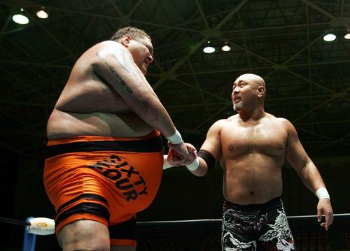 全日本プロレス・長浜大会 AKIRA、曙、武藤敬司対近藤修司、ジャイアント・バーナード、TARU TARU組に勝利し握手を交わす武藤敬司(右)と曙(撮影・栗木一考)=2005年11月26日