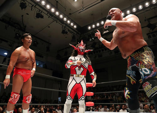 プロレスリング・マスターズ大会 メインイベント「獣神ファイナルマスターズ!スペシャル6人タッグマッチ」 武藤敬司、馳浩、獣神サンダー・ライガー対永田裕治、中西学、西村修 試合後、武藤敬司(右)はファンと獣神サンダー・ライガーのカムバックを期待する発言をする。左は馳浩=2019年8月30日
