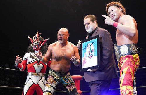 プロレスザ・デストロイヤー・メモリアルナイト~白覆面よ永遠に~ メインイベント6人タッグマッチ60分1本勝負で勝利し、ザ・デストロイヤーの遺影を持つ長男カート・ベイヤー氏とポーズをとる、左から獣神サンダー・ライガー、武藤敬司、宮原健斗=2019年11月15日
