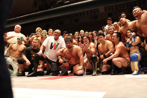 プロレス団体WRESTLE-1(レッスルワン)後楽園大会 W-1活動休止前最後の試合を終え、記念写真に納まる武藤敬司ら=2020年4月1日