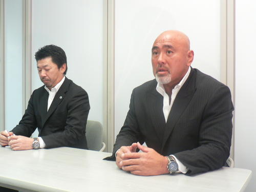 辞任を発表した全日本プロレスの武藤敬司代表取締役社長。左は後任の内田雅之取締役
