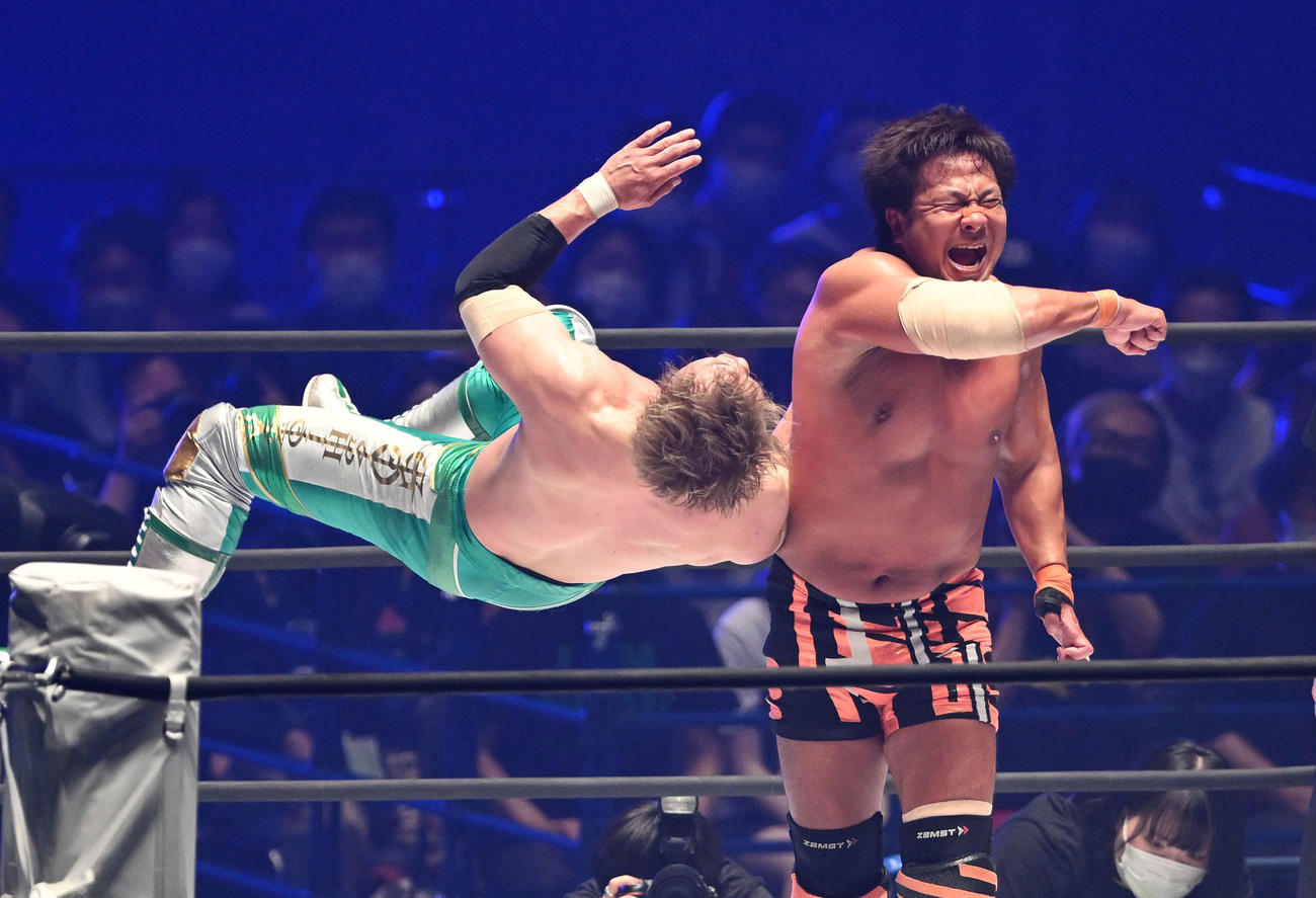 潮崎豪（左）にラリアット見舞う小島聡（撮影・滝沢徹郎）