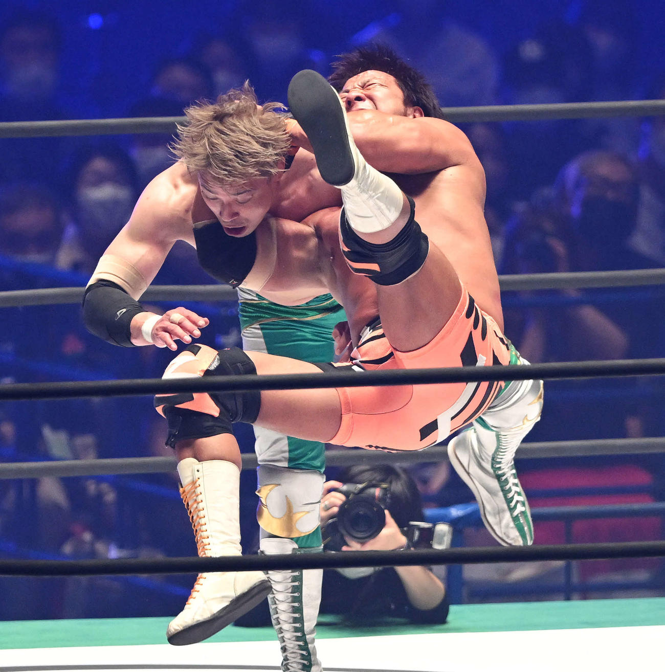 潮崎豪（左）を攻める小島聡（撮影・滝沢徹郎）