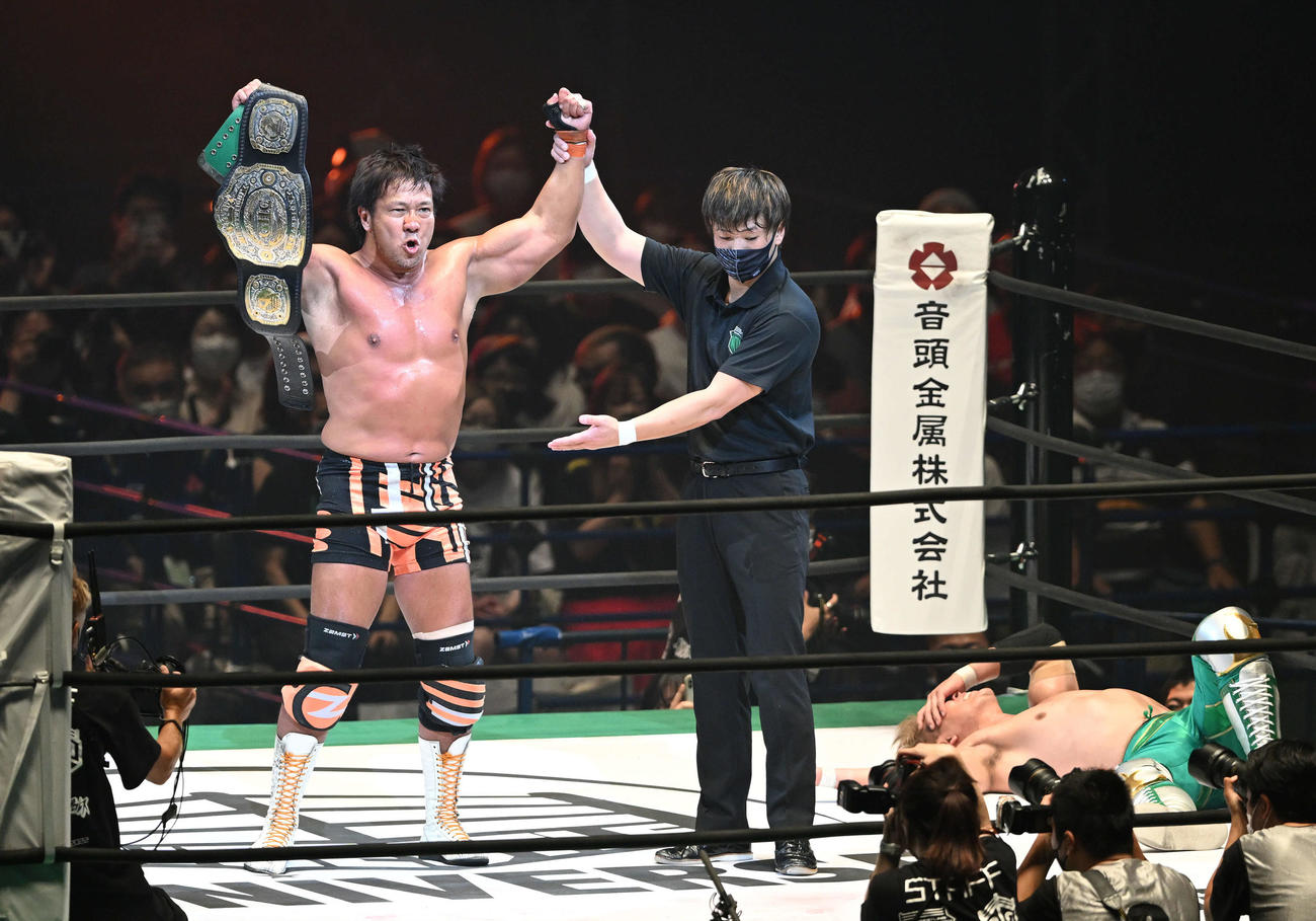潮崎豪（右）に勝利し新王者となった小島聡はベルトを手に勝ち名乗りを受ける（撮影・滝沢徹郎）