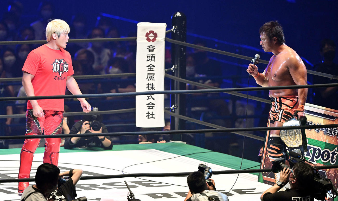 試合後、拳王（左）から挑発される新王者の小島聡（撮影・滝沢徹郎）