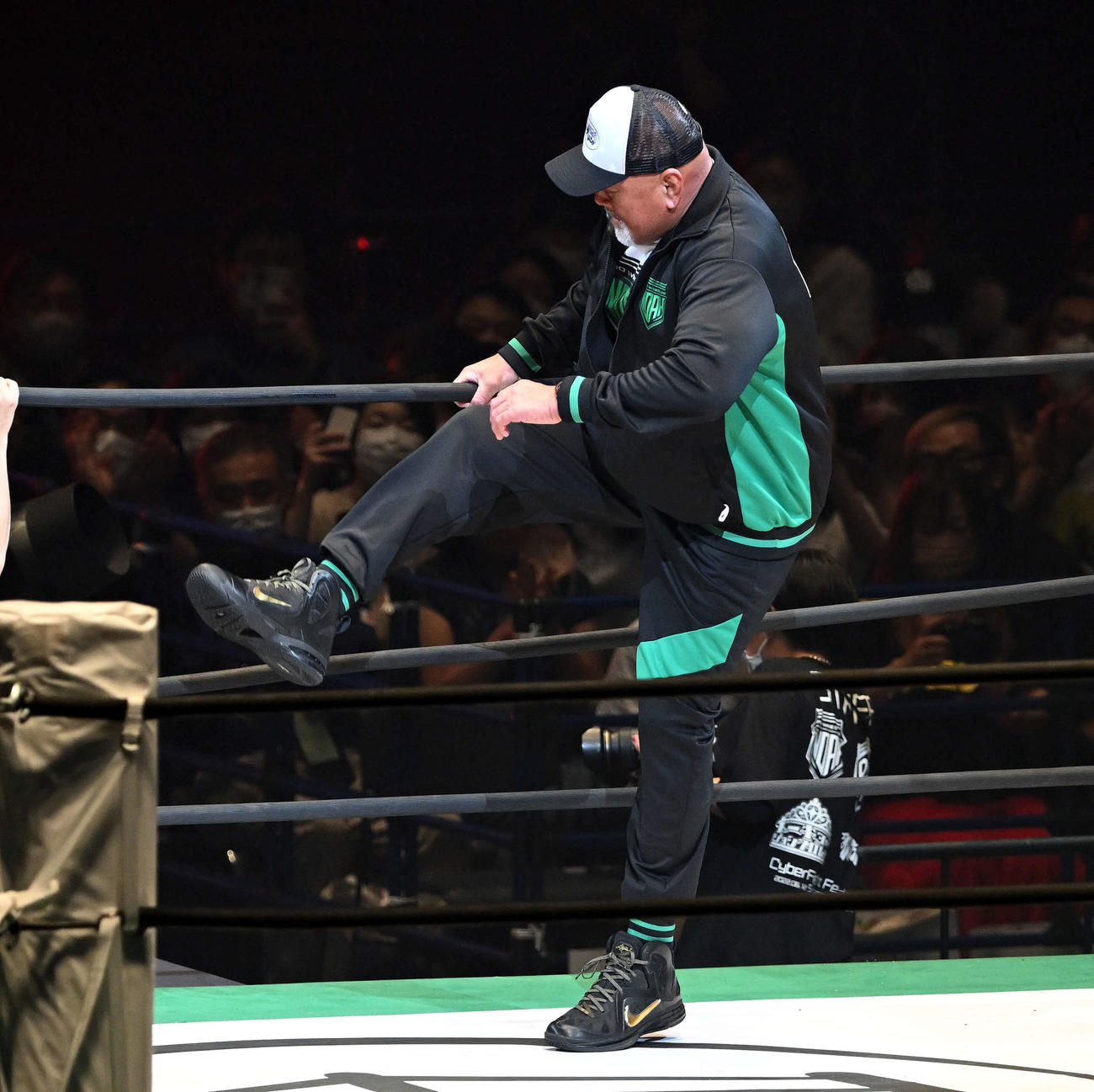 来年の春までに引退することを発表しリングから降りる武藤敬司（撮影・滝沢徹郎）